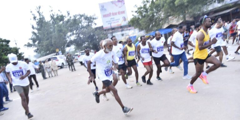 बस्तर हॉफ मैराथन में हजारों धावकों ने लिया उत्साहपूर्वक हिस्सा