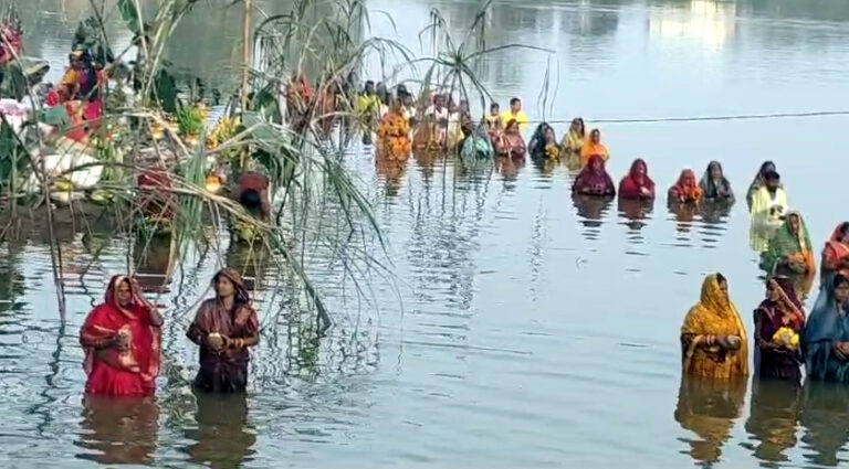 उगते सूरज सूर्य को अर्घ्य देकर व्रती महिलाएं ने अपना व्रत खोला