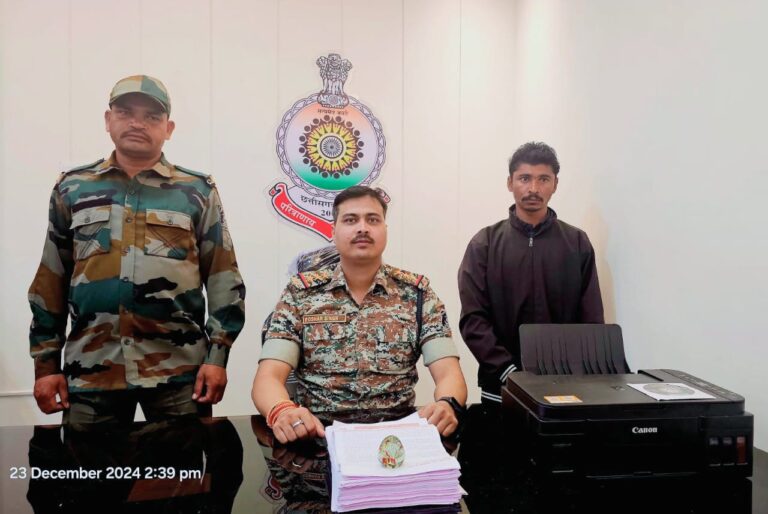 कलर प्रिंटर के साथ सप्लायर गिरफ्तार