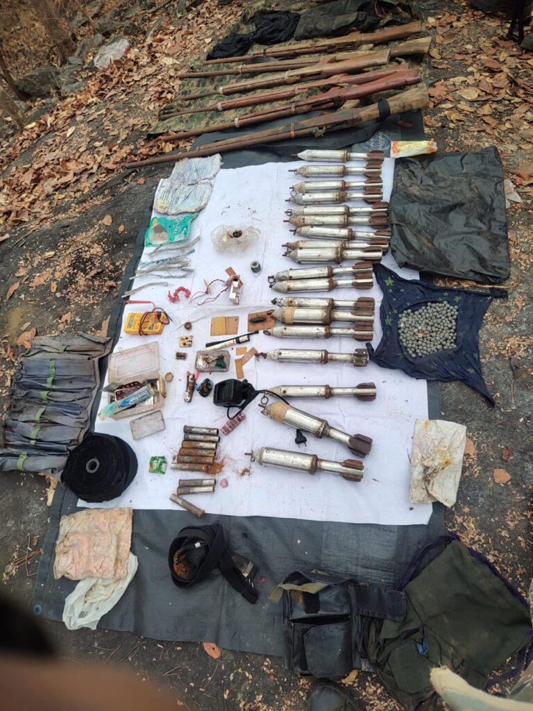 नक्सलियों के छुपाये हुए 06 नग भरमार बन्दूक हथियार बरामद