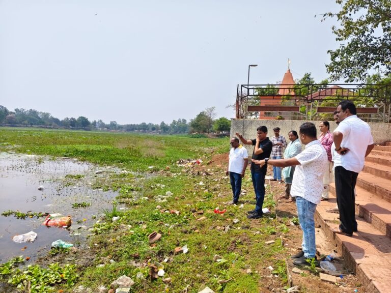 पॉन्ड् मैन पहुंचे गंगामुंडा तालाब