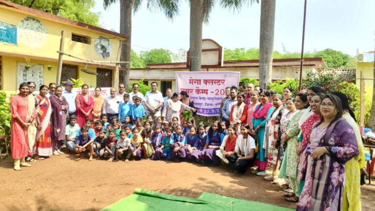 समर कैंप में रचनात्मक गतिविधियों में उत्साह के साथ भाग ले रहे स्कूली बच्चे