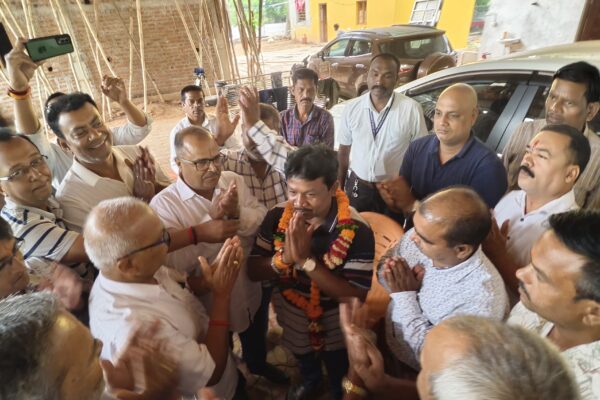 मिथिला समाज के सदस्यों ने बस्तर सांसद से भेंट कर रेल लाईन की स्वीकृति पर दी बधाई