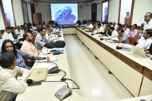 कलेक्टर ने लिया स्वास्थ्य विभाग की समीक्षा बैठक