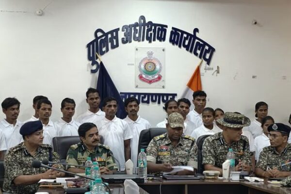 22 नक्सलियों ने किया आत्मसमर्पण आठ महिला नक्सली शामिल