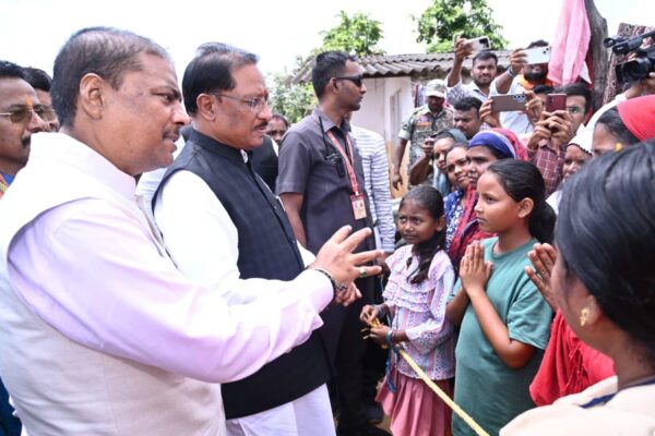 बाढ़ प्रभावितों का हाल जानने सीधे उनके बीच पहुँचे मुख्यमंत्री श्री विष्णु देव साय: अधिकारियों को राहत एवं पुनर्वास कार्यों में तेजी लाने के निर्देश