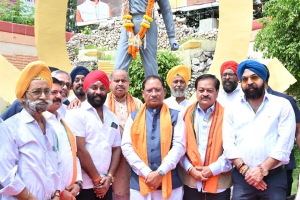 मुख्यमंत्री श्री विष्णु देव साय ने अमर शहीद भगत सिंह की प्रतिमा पर माल्यार्पण कर किया नमन