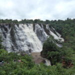 मुनगा बहार नाले में बने एनीकट से तीरथगढ़ जलप्रपात सूखने का खतरा